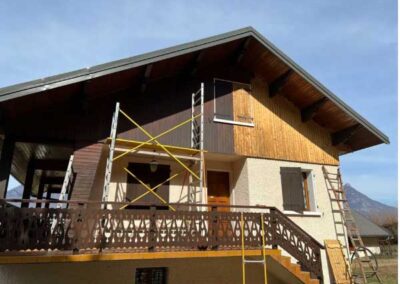 Rénovation pignon face sud maison à bardage bois en Tarentaise